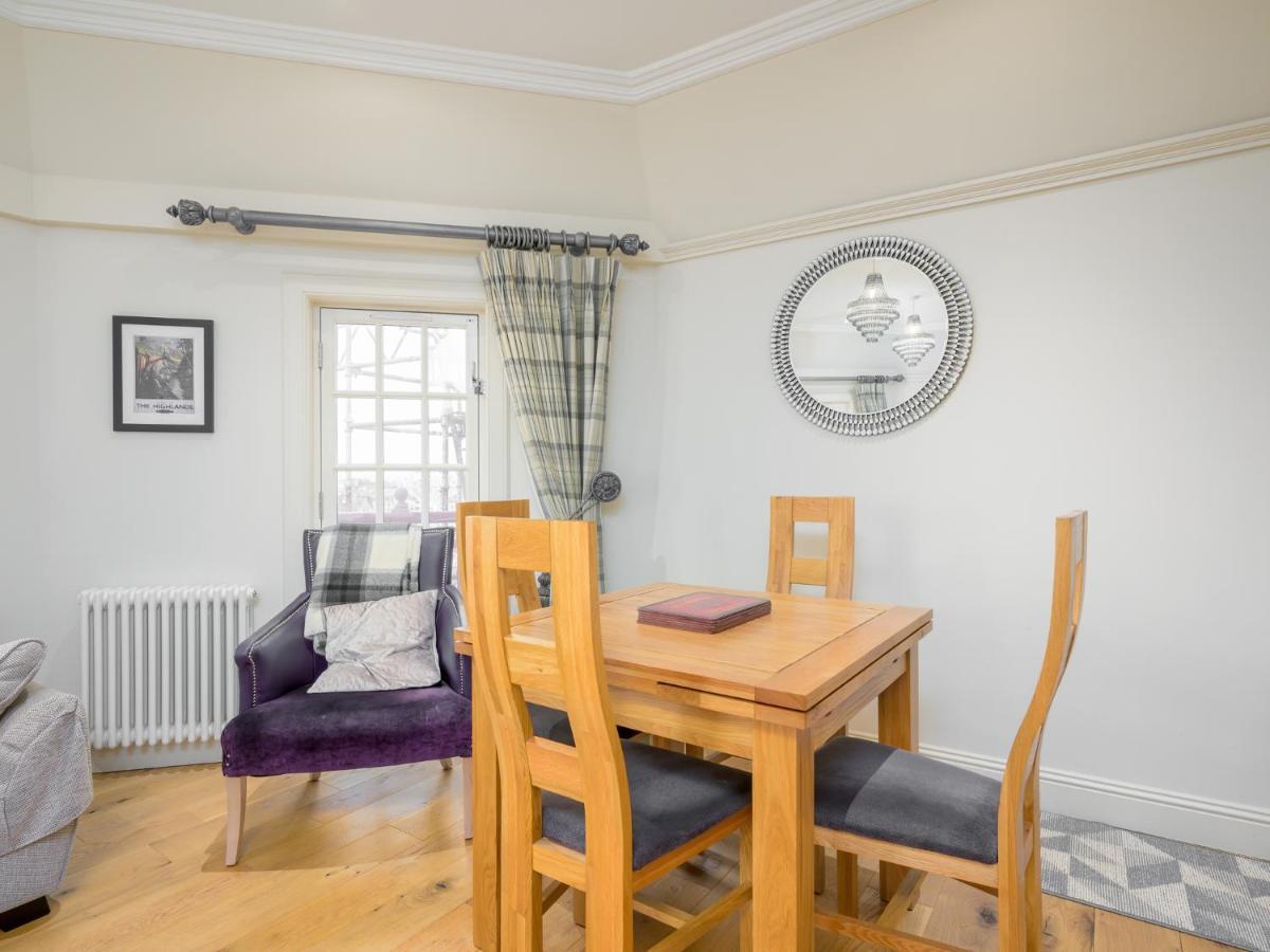 Pass The Keys Historic Ramsay Garden Apt With Balcony Views エディンバラ エクステリア 写真