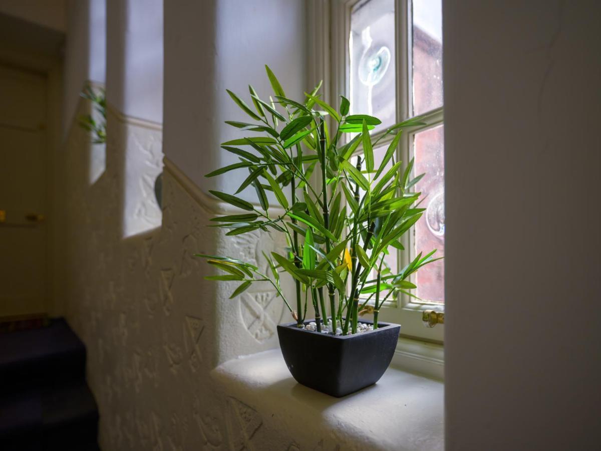 Pass The Keys Historic Ramsay Garden Apt With Balcony Views エディンバラ エクステリア 写真