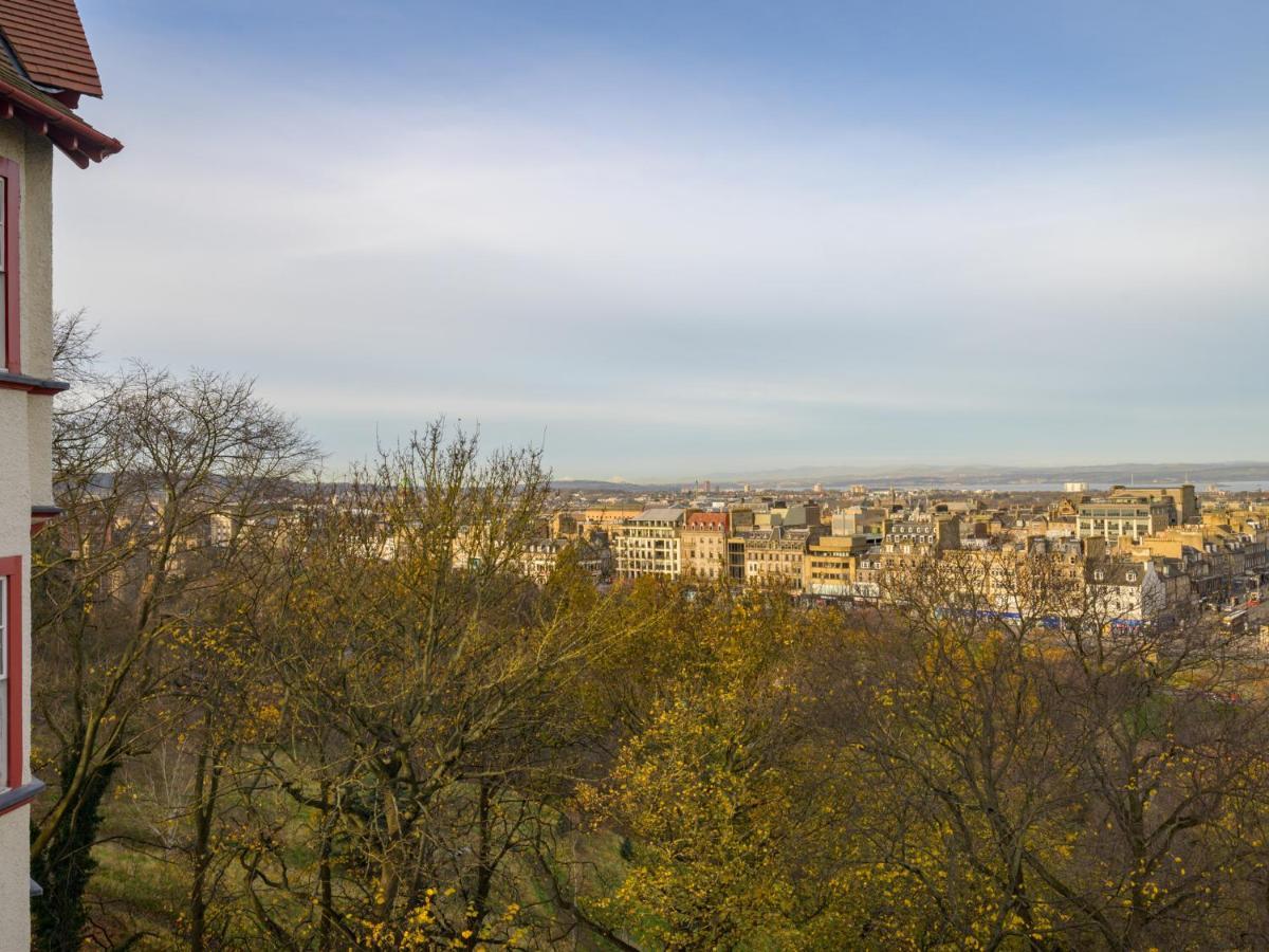 Pass The Keys Historic Ramsay Garden Apt With Balcony Views エディンバラ エクステリア 写真