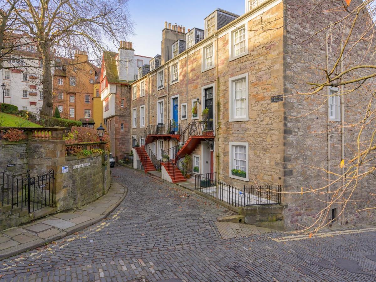 Pass The Keys Historic Ramsay Garden Apt With Balcony Views エディンバラ エクステリア 写真