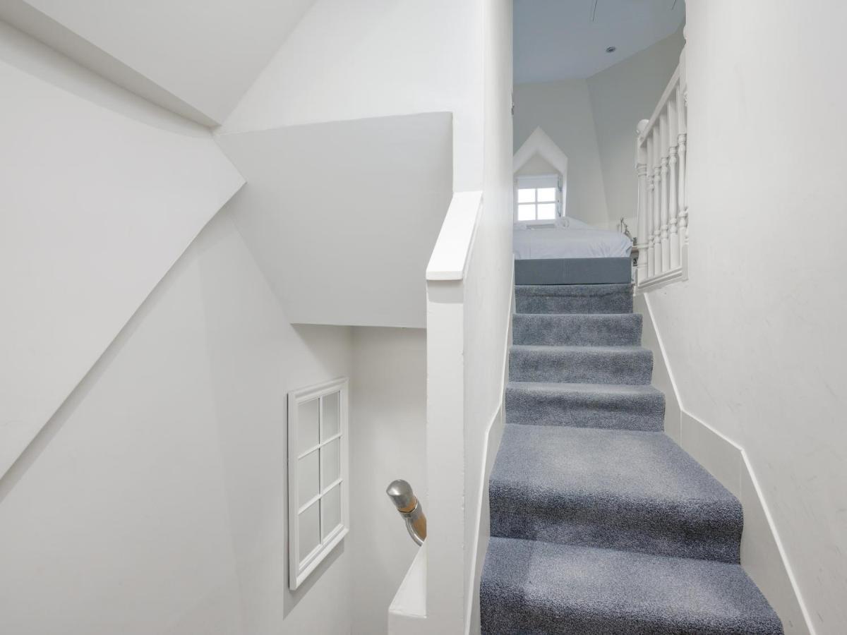 Pass The Keys Historic Ramsay Garden Apt With Balcony Views エディンバラ エクステリア 写真