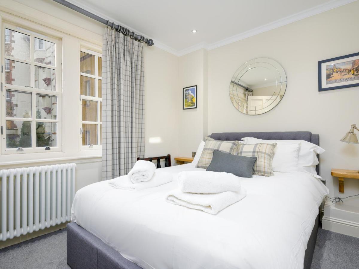 Pass The Keys Historic Ramsay Garden Apt With Balcony Views エディンバラ エクステリア 写真