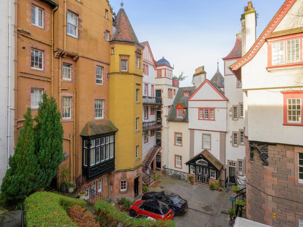 Pass The Keys Historic Ramsay Garden Apt With Balcony Views エディンバラ エクステリア 写真