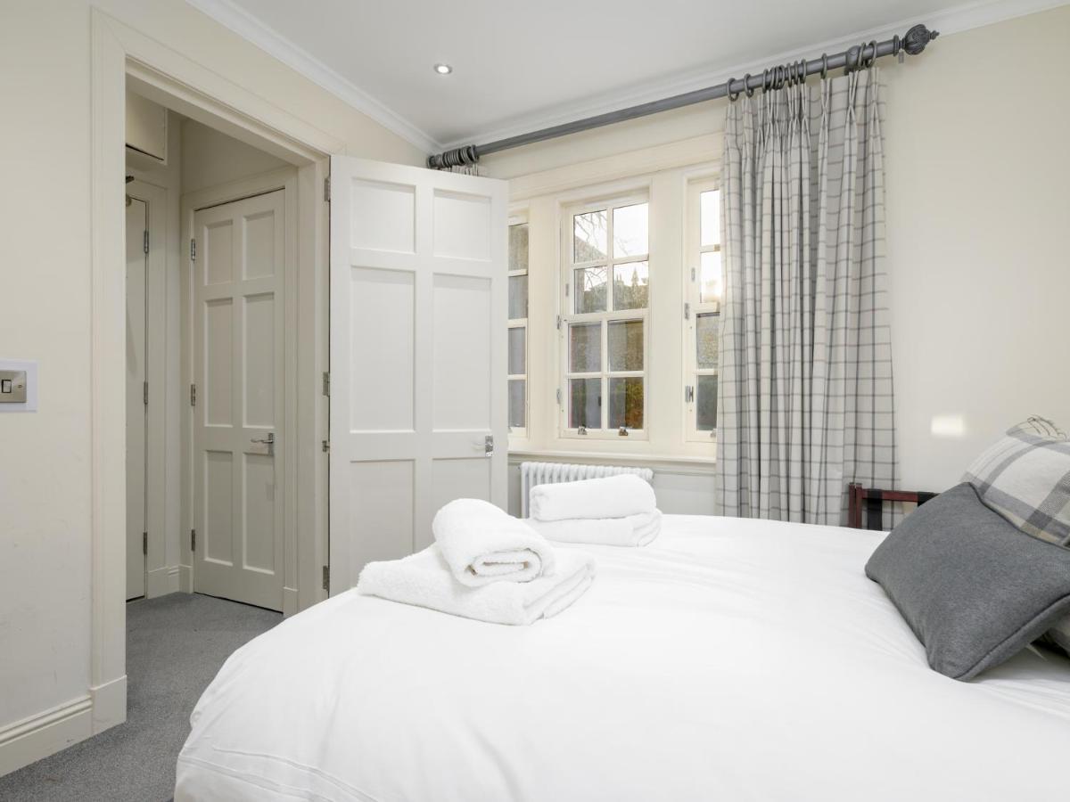 Pass The Keys Historic Ramsay Garden Apt With Balcony Views エディンバラ エクステリア 写真