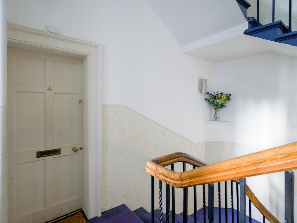 Pass The Keys Historic Ramsay Garden Apt With Balcony Views エディンバラ エクステリア 写真