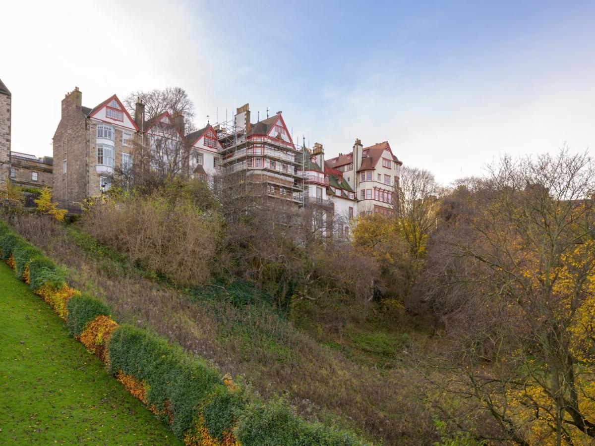 Pass The Keys Historic Ramsay Garden Apt With Balcony Views エディンバラ エクステリア 写真