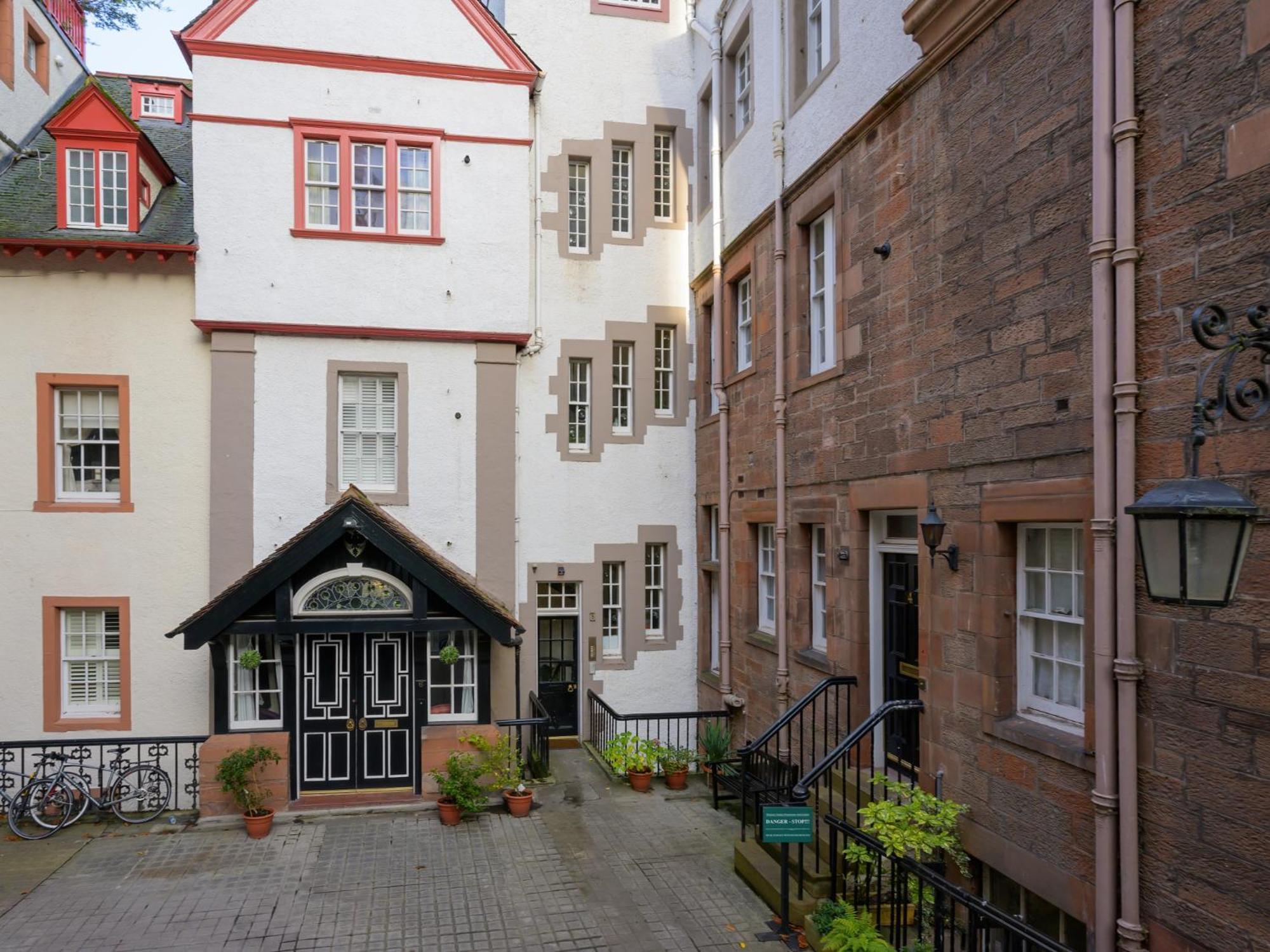 Pass The Keys Historic Ramsay Garden Apt With Balcony Views エディンバラ エクステリア 写真